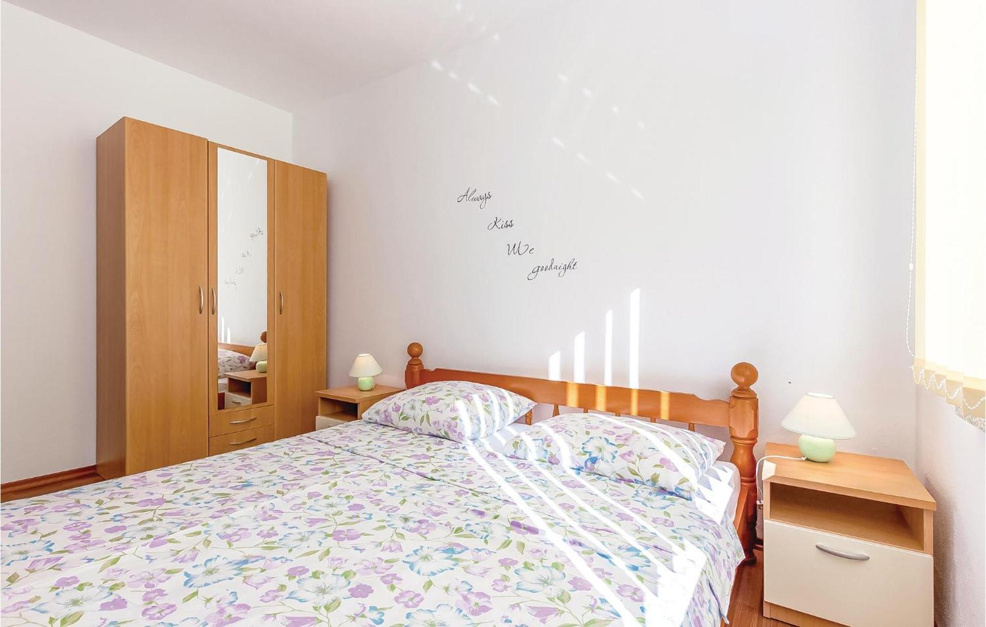 Awesome Apartment In Dobrinj With Wifi Exteriör bild